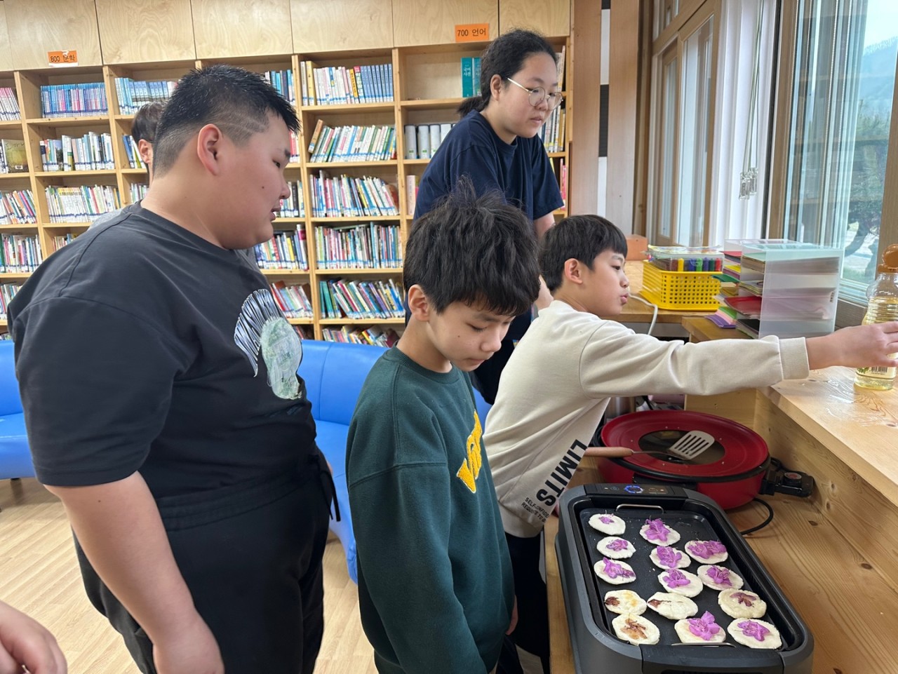 6학년 도서관에서 화전만들기(원산지:오대산 진달래꽃) 사진